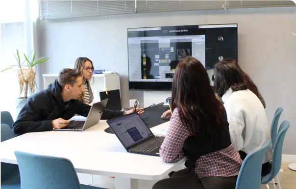 Equipo técnico de sotysolar diseñando las instalaciones